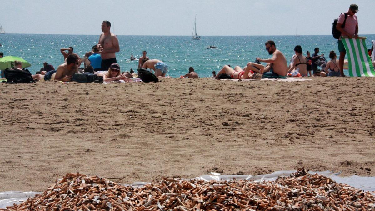 Imagen de una montaña de colillas recogidas en la playa de Barcelona en 2017