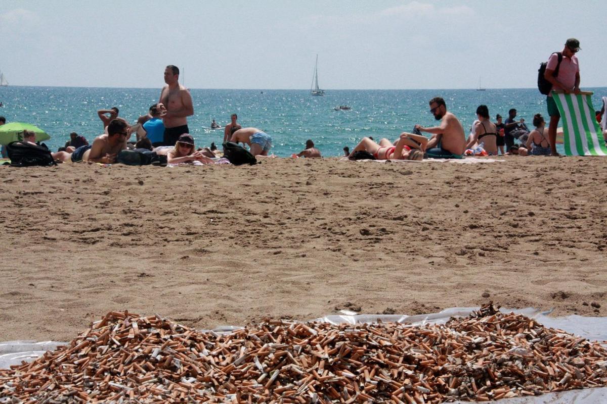  Imagen de una montaña de colillas recogidas en la playa de Barcelona en 2017