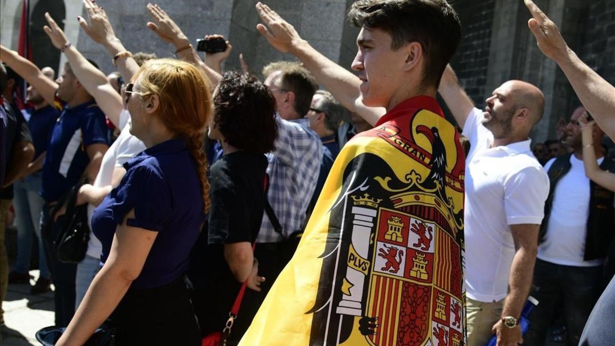 Manifestantes hacen el saludo fascista en un desfile de Madrid.