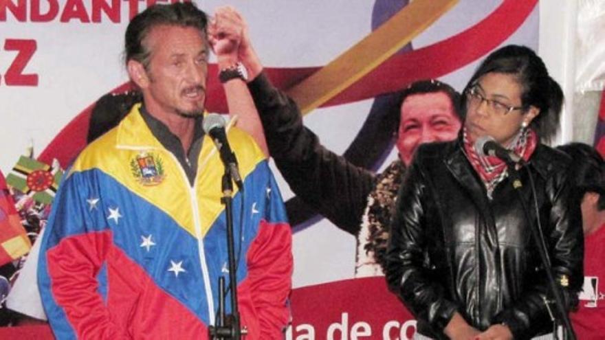 Sean Penn reza por Chávez en Bolivia