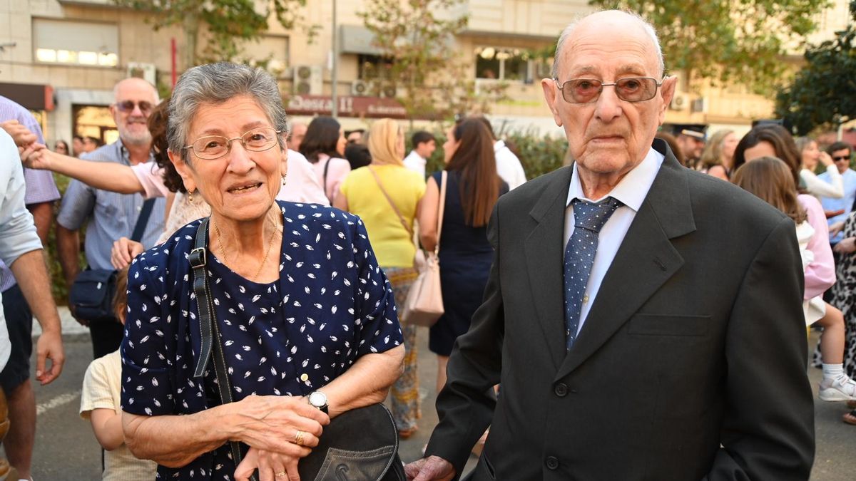 Alfonsa y Facundo, hoy, tras el desfile en la avenida de Colón.