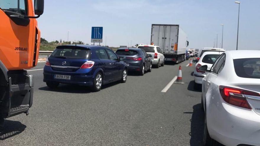 Una de las retenciones registradas este fin de semana en la autovía