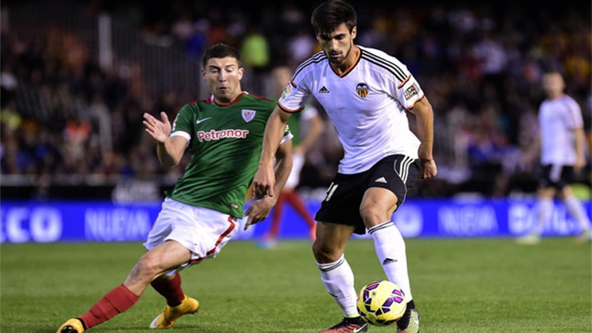 André Gomes disputa un balón con De Marcos