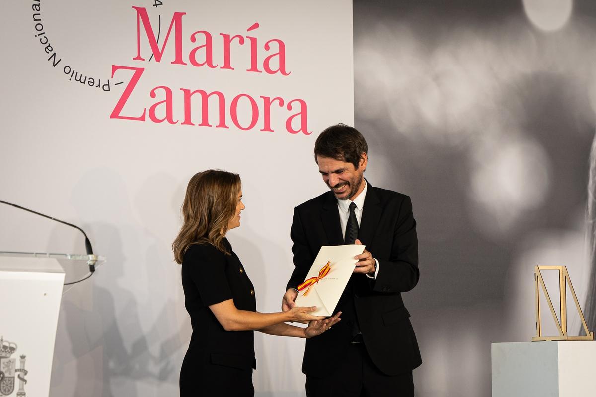 El ministro de Cultura entrega a María Zamora en Premio Nacional de Cinematografía.