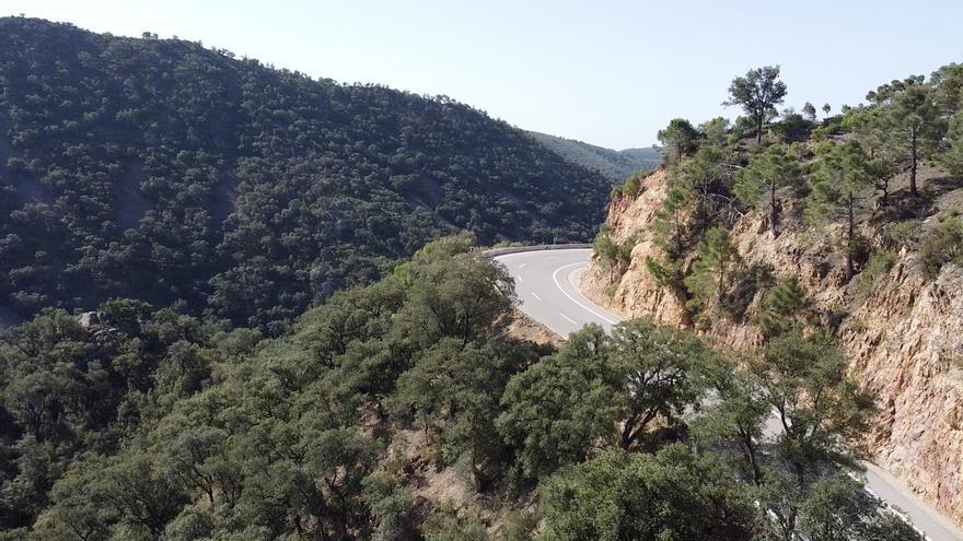 Vídeo: Vista de pájaro de la montaña de Chóvar