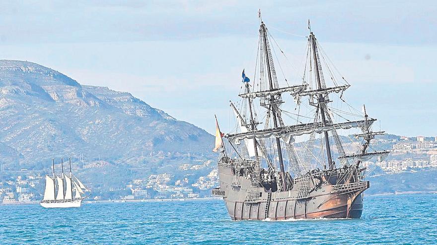 Dos de los barcos participantes en alta mar.