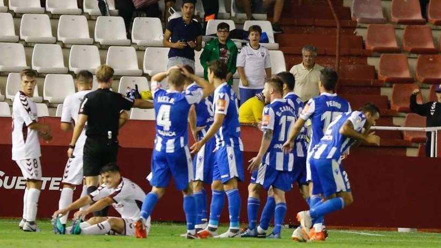 Los futbolistas del Deportivo protestan a Gómez Valentín el penalti señalado por el colegiado madrileño en el Carlos Belmonte.