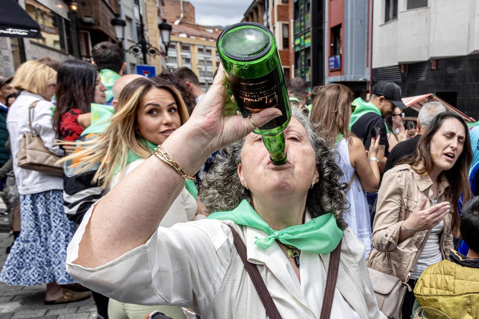 EN IMÁGENES: El buen tiempo y el oviedismo maridan una preba de la sidra multitudinaria en Gascona