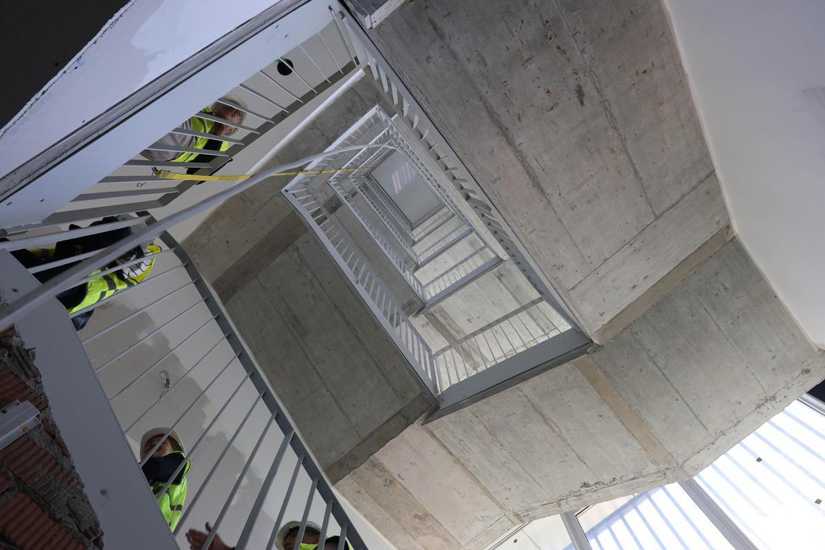Visita del conselleiro de Sanidade con personal sanitario a las obras del Centro Integral de Salud Olimpia Valencia, en Vigo.