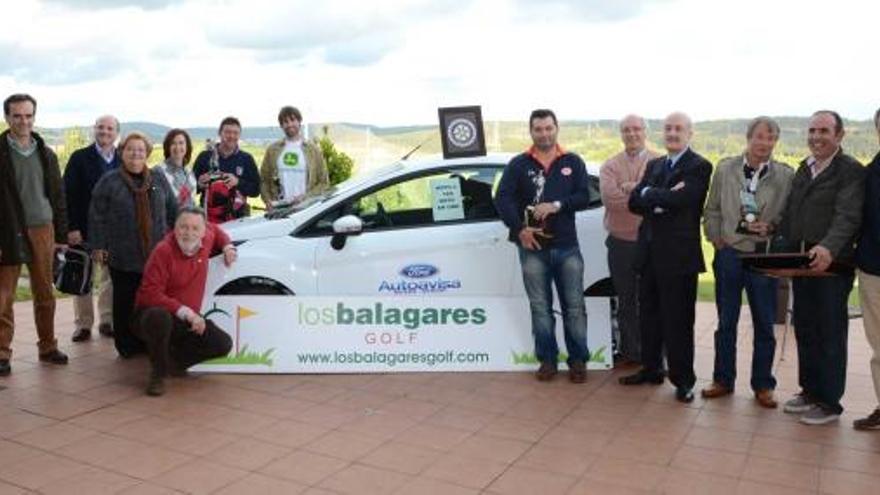 Los vencedores del torneo benéfico, con directivos del club y del Rotary.