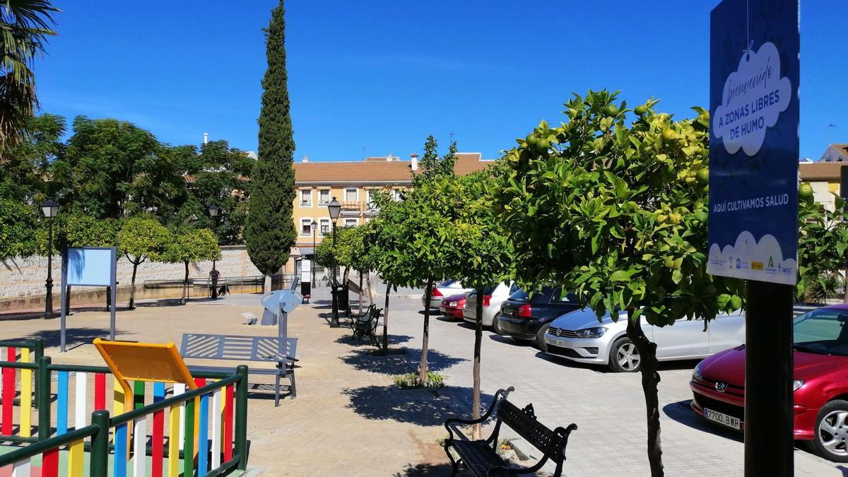 Uno de los parques de Lucena donde se han colocado los carteles.