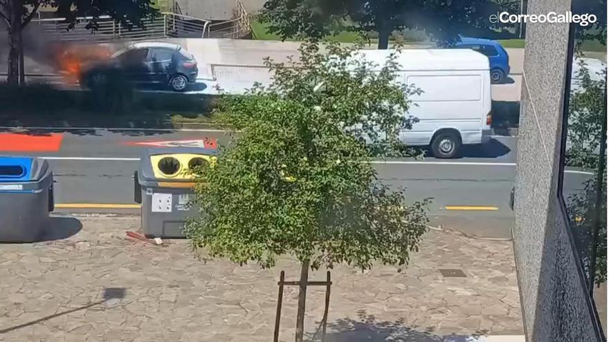Susto en Santiago por un coche en llamas frente al museo Mupega de San Lázaro