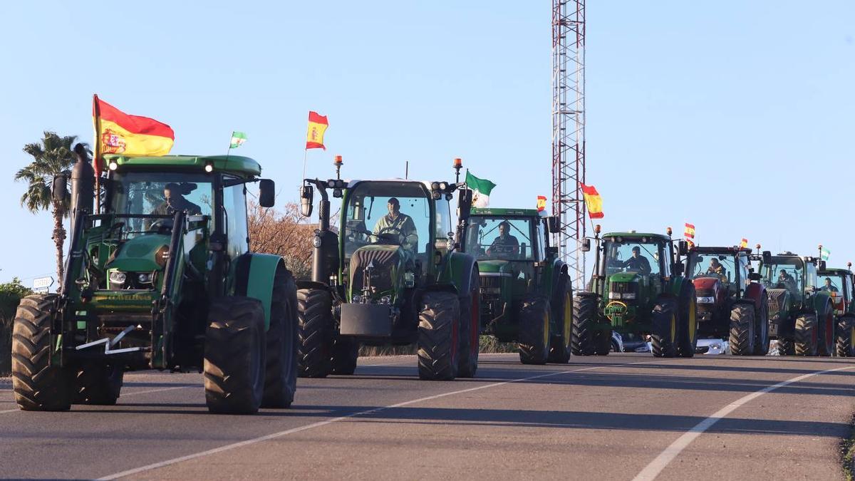 Caravana de tractores de Aldea Quintana.