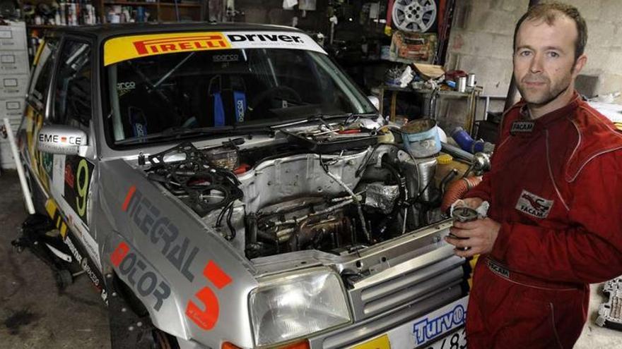 Carracedo, ayer en su casa de A Estrada, trabajando en uno de los quince Renault 5 que posee.