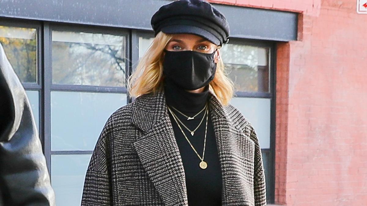 Diane Kruger con gorra marinera, suéter negro y trío de collares