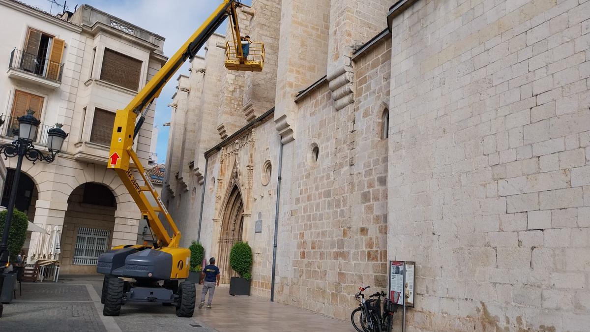 Un operario inspecciona, en la ñana de este miércoles, el tejado de las capillas laterales que dan a la plaza Major.
