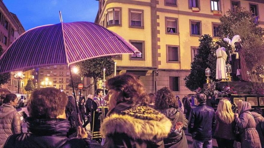 El paso, con el gran olivo, poco después de la salida de la procesión.