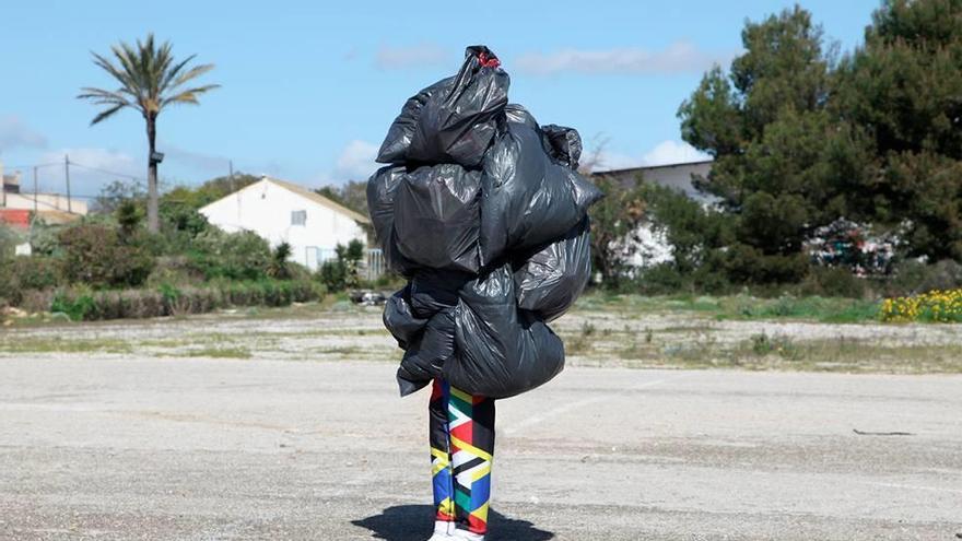 &#039;Comidos&#039; por la basura. &#039;Black rubbish is the future&#039;.