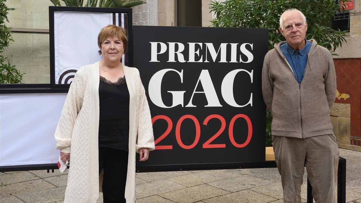 El artista Antoni Llena y la galerista Chus Roig, Premios GAC Honoríficos, este miércoles en Barcelona.