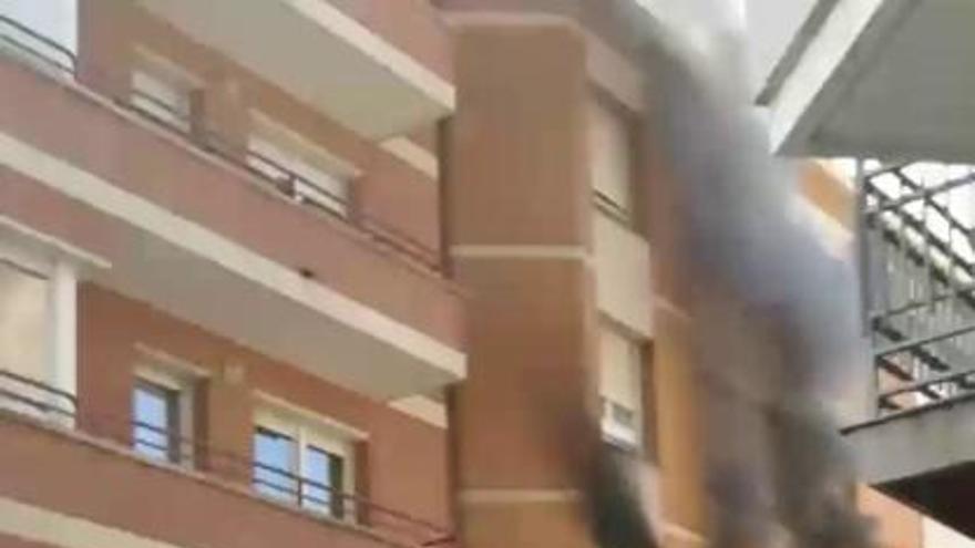 Incendi en un bloc de pisos al centre de Manresa