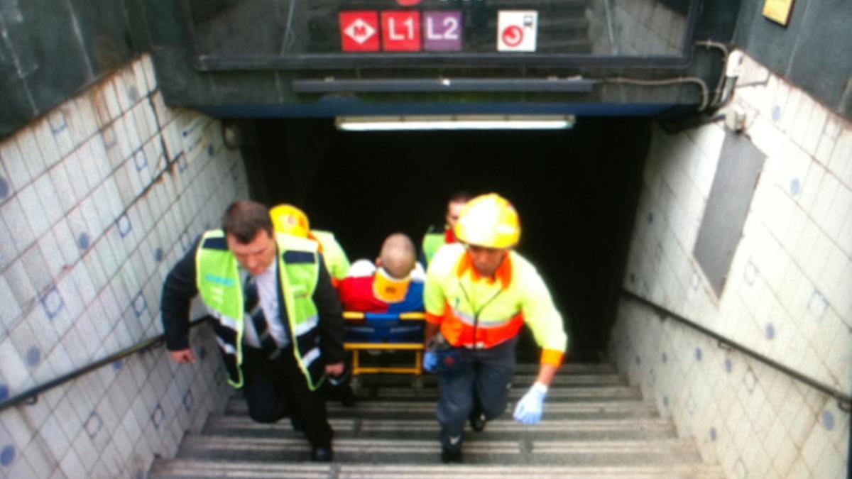 Los servicios de emergencia trasladan a uno de los heridos en el choque de trenes en la estación del Clot, este jueves.