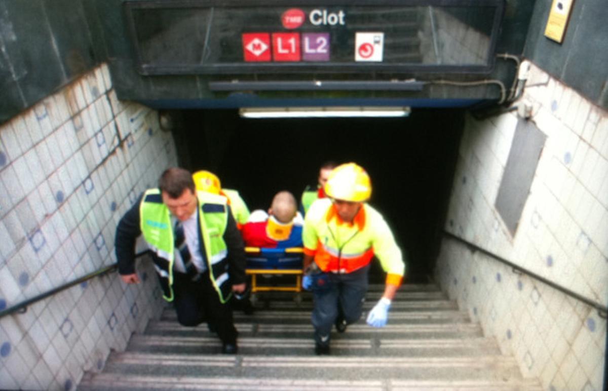 Els serveis d’emergència traslladen un dels ferits en el xoc de trens a l’estació del Clot, aquest dijous.