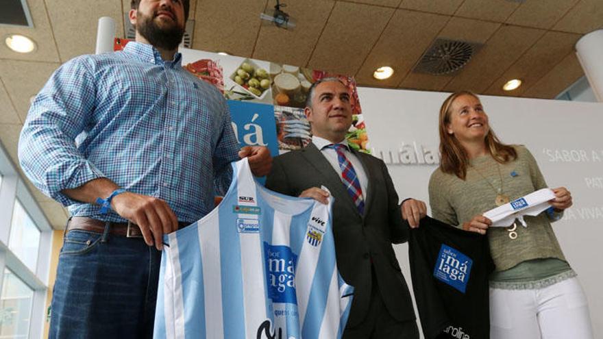 Borja Vivas y Carolina Navarro, con Elías Bendodo.