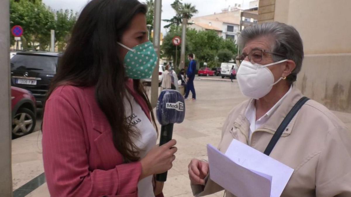 Sandra Segarra buscará la opinión de los vecinos sobre la retirada de la cruz. | MEDITERRÁNEO