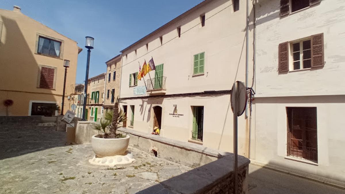 Una imagen de la fachada del ayuntamiento de Capdepera.