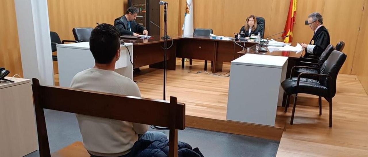 El acusado, durante el juicio en el Penal 2 de Ourense. |   // F. CASANOVA