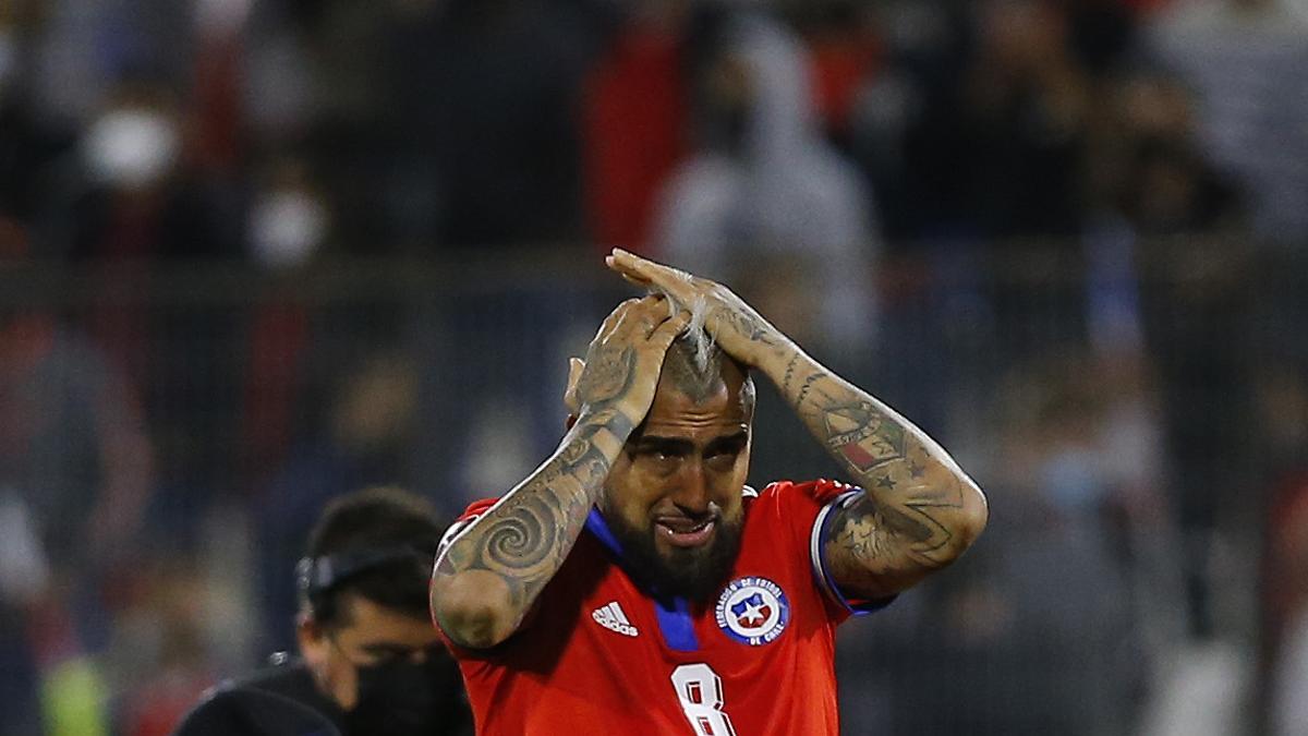Arturo Vidal se lamenta en un partido de Chile