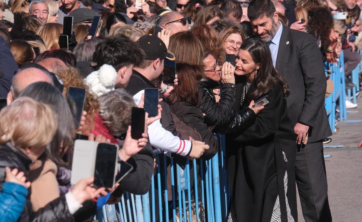 Recibimiento por todo lo alto y con gritos de "guapa" a la reina Letizia en Petrer