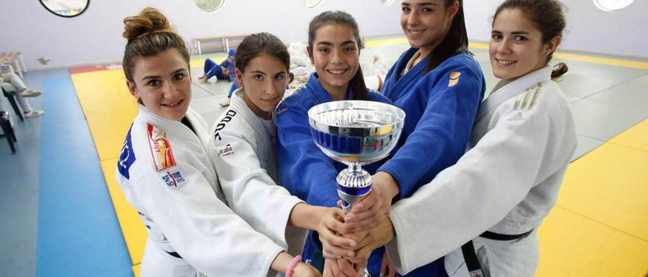 Raquel Rodríguez, Elisa Fernández, Alba Barreiro, Andrea Barreiro y Laura Valdés, con el trofeo de Liga Nacional, en Los Canapés.