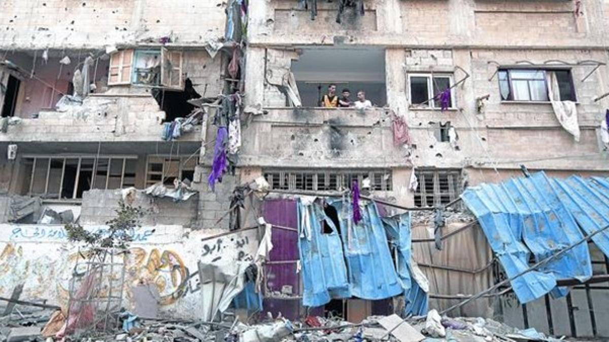 Unos palestinos inspeccionan unas casas tras un ataque israelí, ayer.