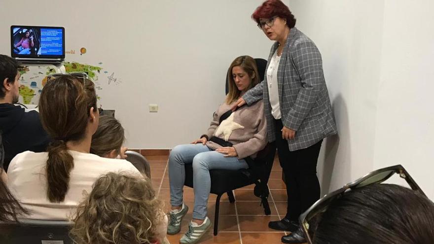 Una agente de la Policía Local de Rincón de la Victoria, durante uno de estos talleres sobre bebés.