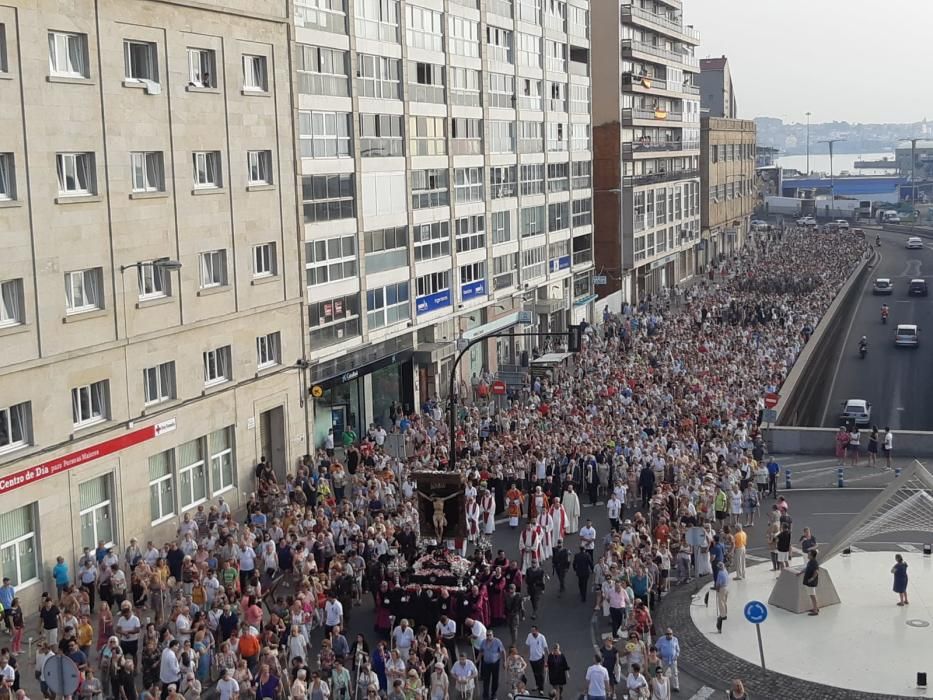 Miles de fieles acompañan a la imagen del nazareno en la tradicional procesión por el centro de la ciudad con principio y final en la Colegiata.