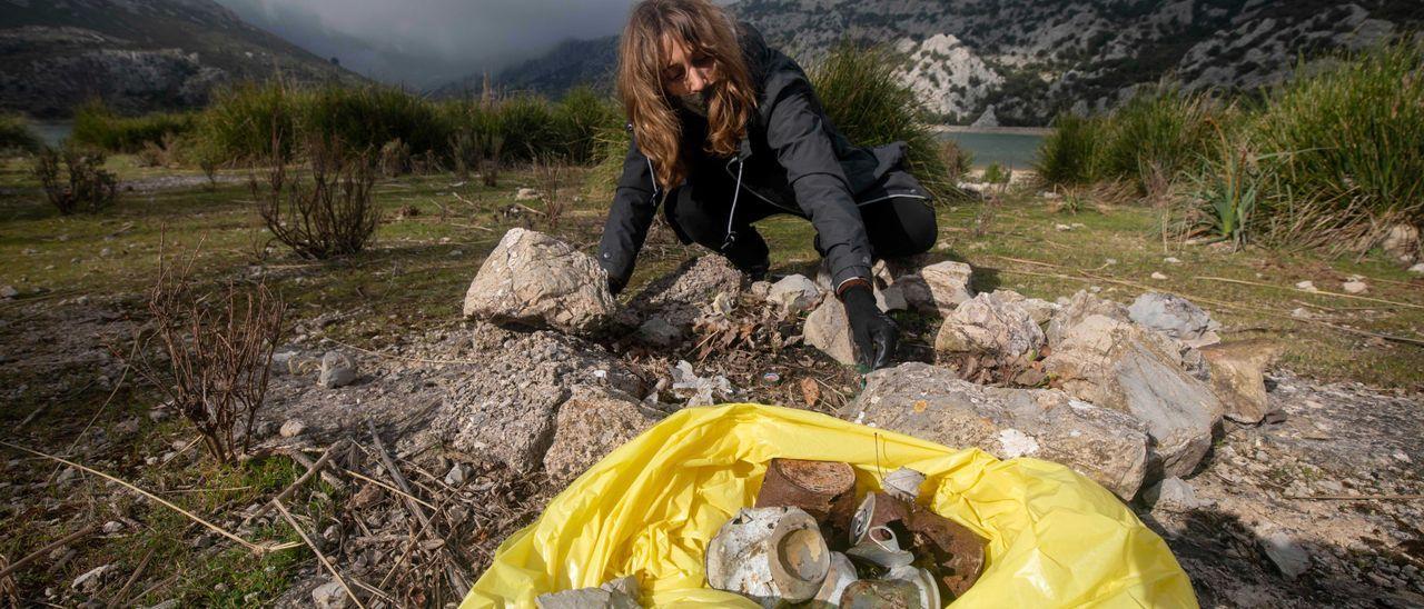 ‘Basuraleza’ en Cúber: plásticos, colillas y pilas