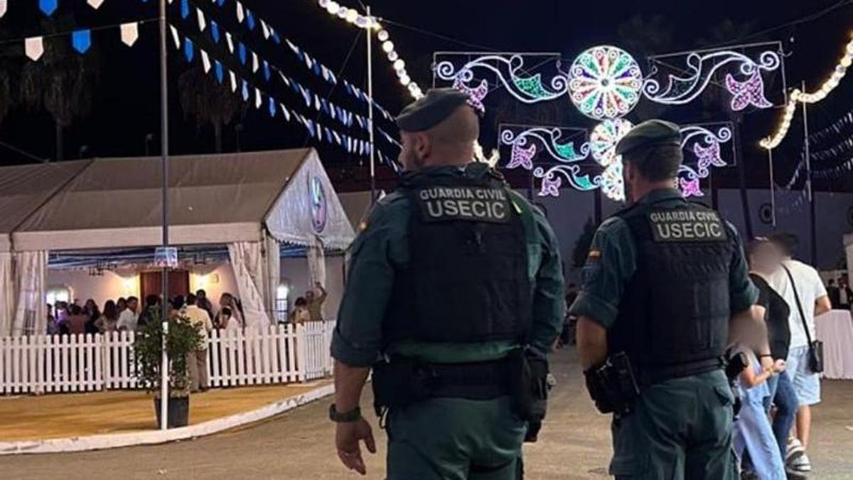 Dos guardias civiles recorreindo la Feria de La Algaba