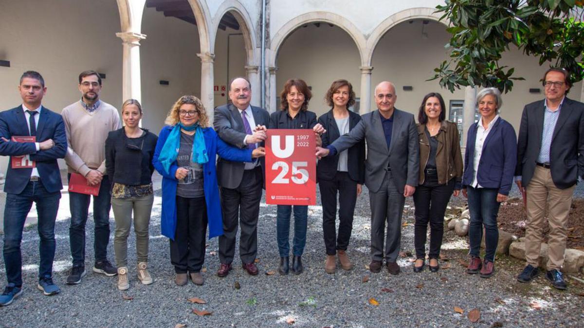 Participants en la presentació dels 25 anys de la UVic, ahir