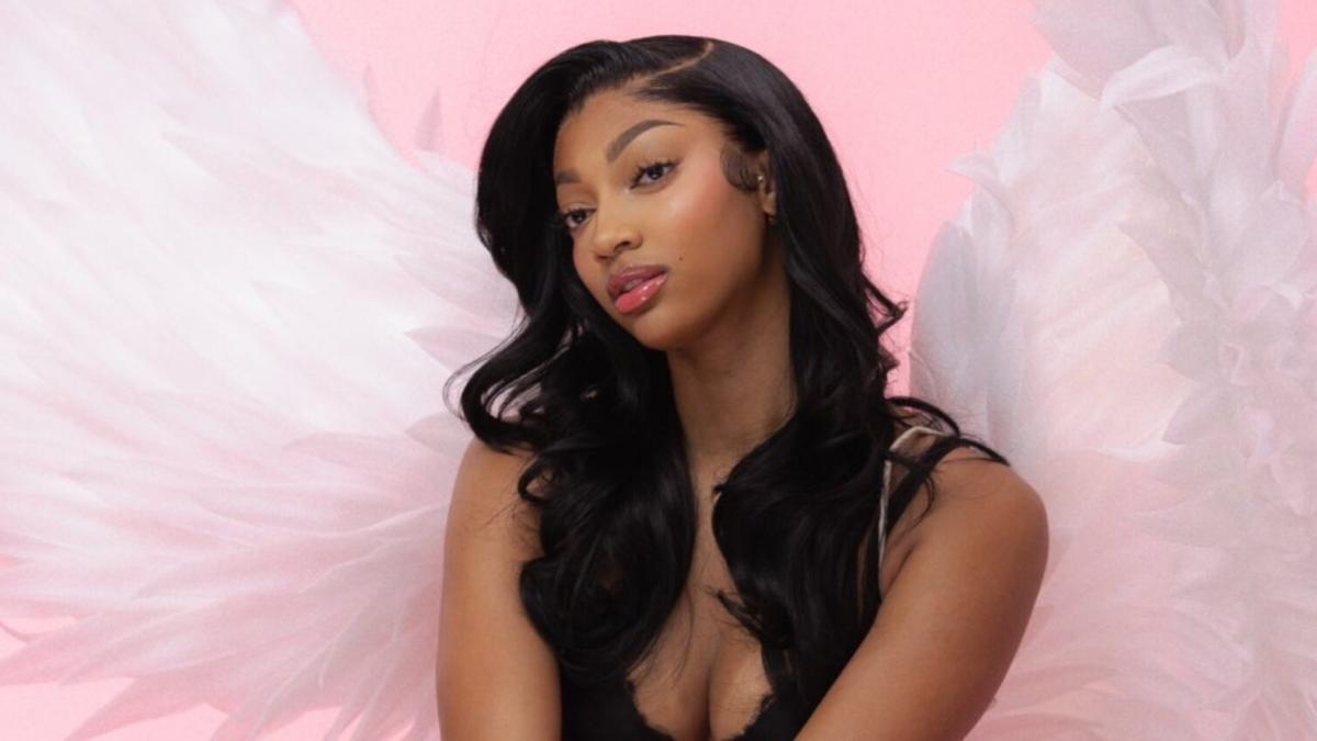 Angel Reese luce las alas de Victoria's Secret.