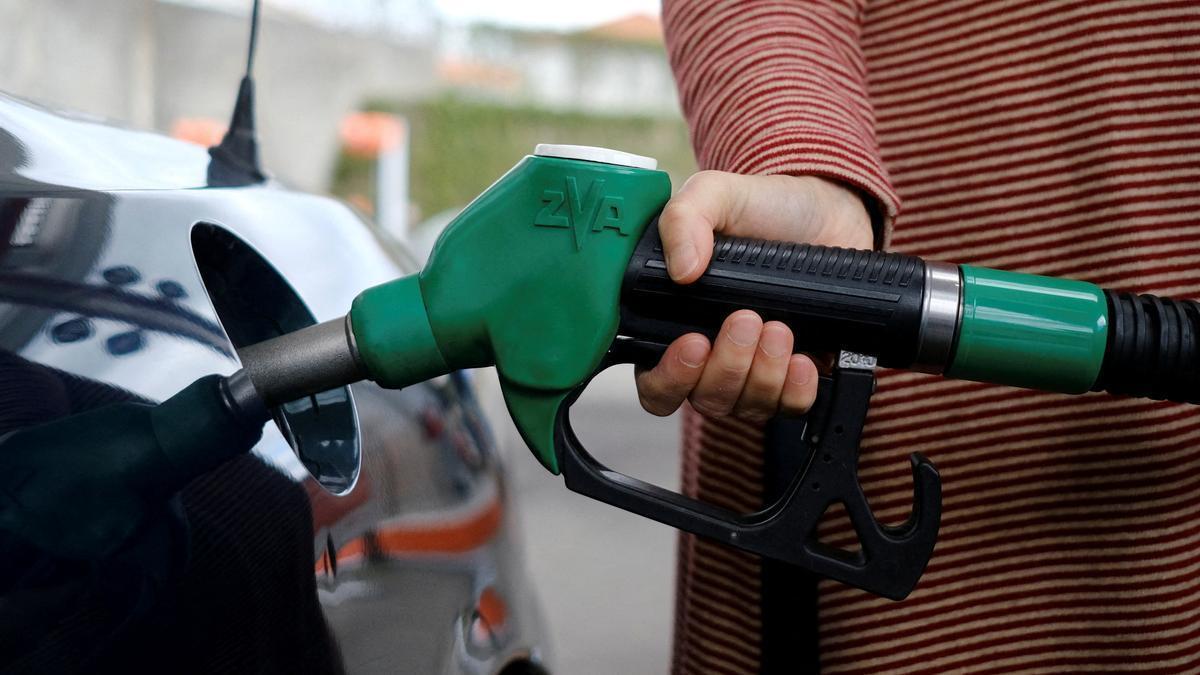 Un ciudadano llena el depósito de su coche en una gasolinera.