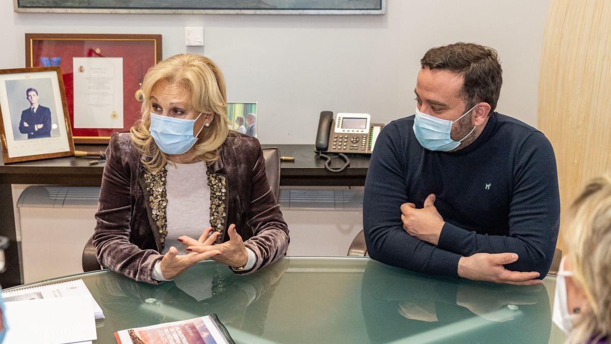 La presidenta de Fedetur, Soledad Díaz y el presidente de Hostecar, Juan José López.