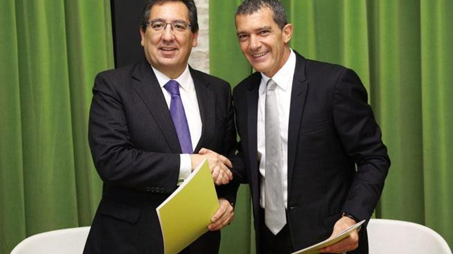 El presidente de Cajasol, Antonio Pulido, y Antonio Banderas, Lágrimas y Favores.