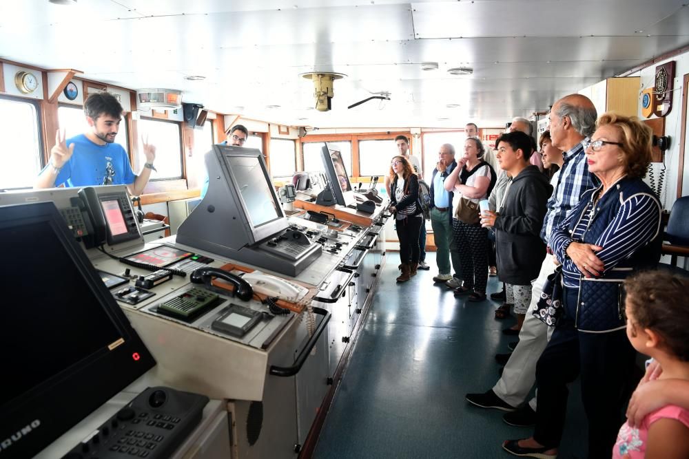 El barco Esperanza de Greenpeace en A Coruña