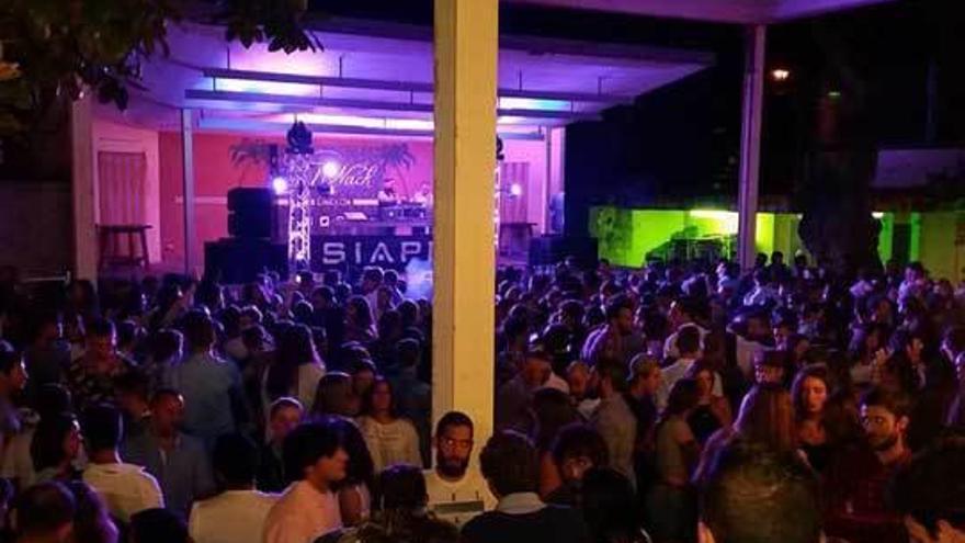 Ambiente en la terraza de El Jardín, visto desde la mesa de Dj, durante la fiesta &quot;Fin de feria&quot;.