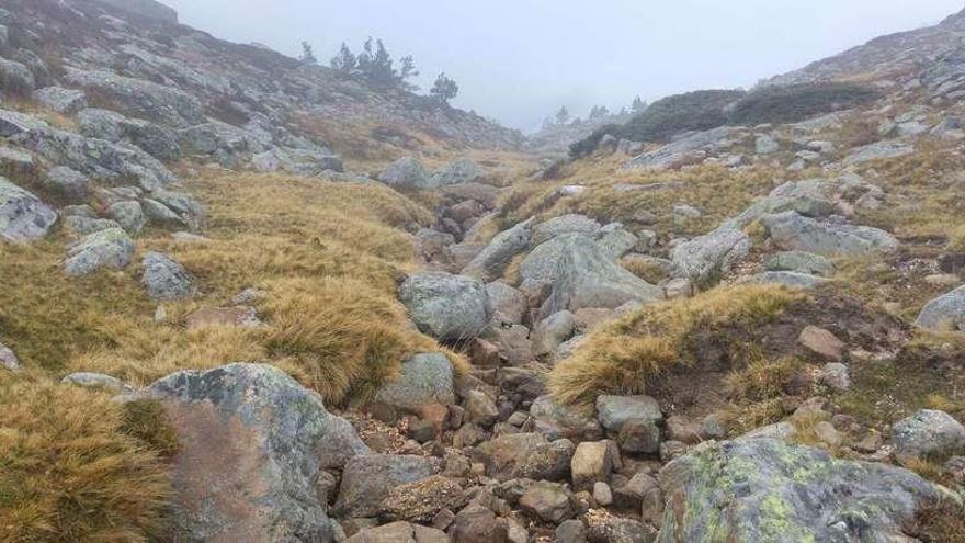 Vista del nacimiento del río Duero en los Picos de Urbión completamente seco.