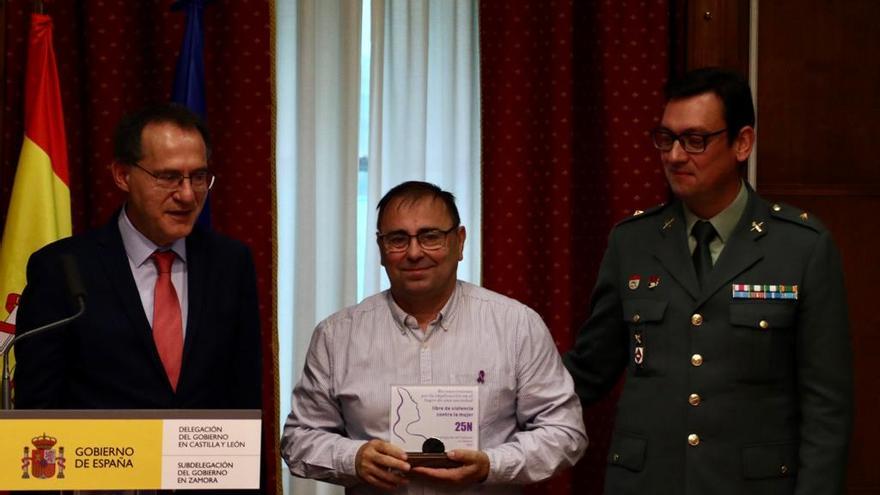 Un momento de la entrega de una placa de reconocimiento al concejal de Seguridad Ciudadana Fernando Marcos.