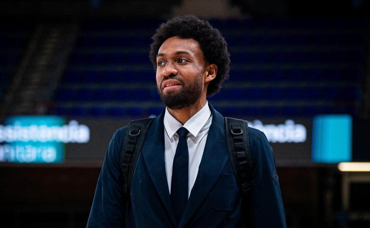 Jabari Parker, preparado para viajar a Estambul, con el traje oficial del equipo