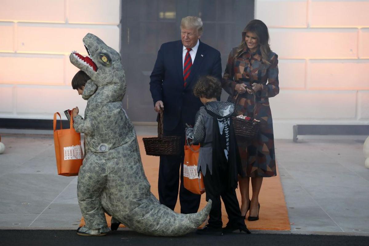 Los Trump reciben a los niños con caramelos por Halloween