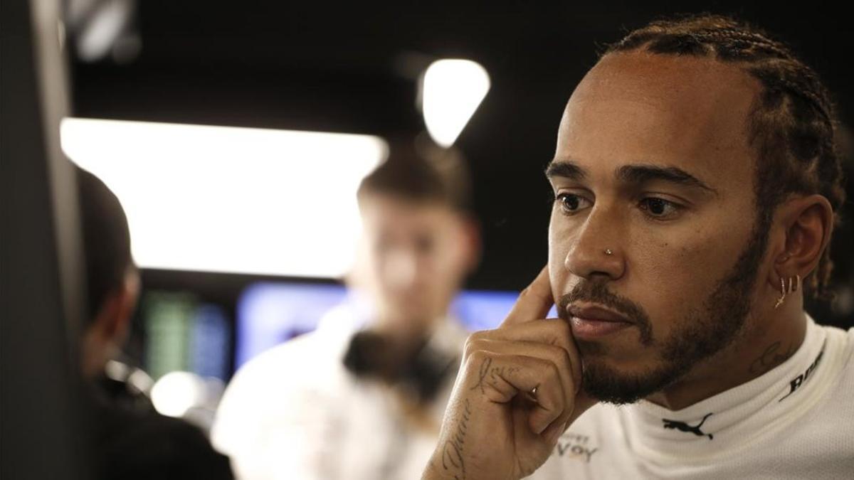 El británico Lewis Hamilton conversa, hoy, en Montmeló, con sus ingenieros.